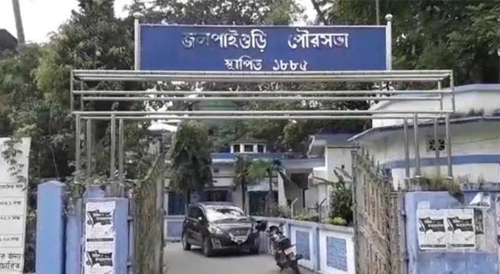জলপাইগুড়ি পুরসভার হুঁশিয়ারির পর রেস্টুরেন্টের হোর্ডিংয়ে স্বমহিমায় ফিরল বাংলা