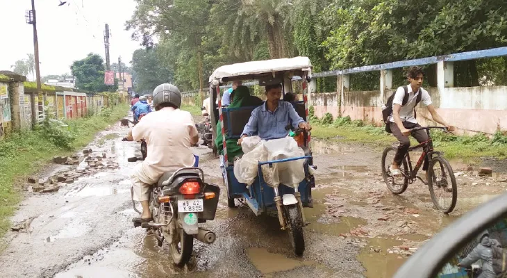 যন্ত্রণার যাত্রাপথ: বর্ধমান শহরে বেহাল রাস্তায় ভোগান্তি, কাঠগড়ায় পুরসভা