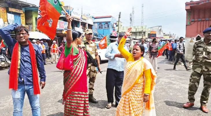 ধুলোয় ঢাকছে জাতীয় সড়ক, ডিভিসি বিরোধী আন্দোলনে বিজেপি