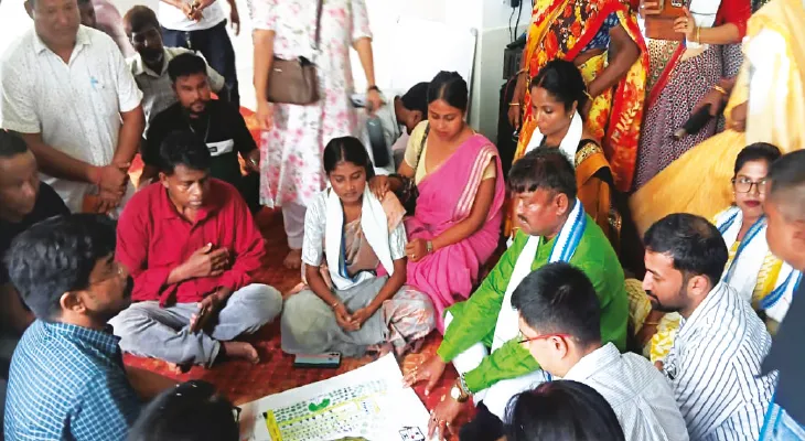 পাড়ায় সমাধানে বাসিন্দাদের স্বতঃস্ফূর্ত ভিড়ে মুগ্ধ মন্ত্রী বেচারাম, মাতলেন গল্পে