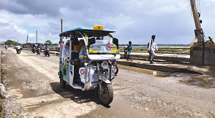 বেহাল রাস্তায় ভোগান্তি, পুজোর  আগে সংস্কারের আশ্বাস পুরসভার