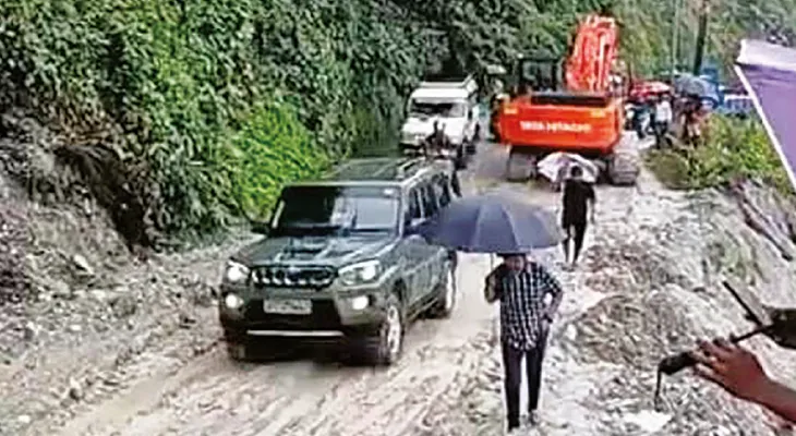 কালিম্পং, সিকিমের লাইফ লাইনে ফের ধস, জলকাদা পেরিয়ে ঝুঁকি নিয়ে চলছে যানবাহন