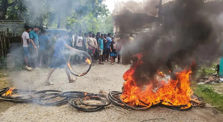 বৃষ্টিতে জল জমে, মাজদিয়ায় বেহাল সড়ক সংস্কারের দাবিতে অবরোধ