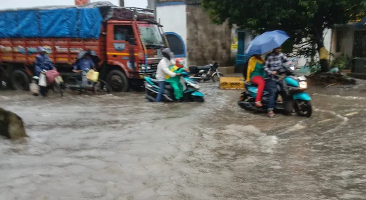 ভারী বৃষ্টিতে জলমগ্ন বাঁকুড়া শহর