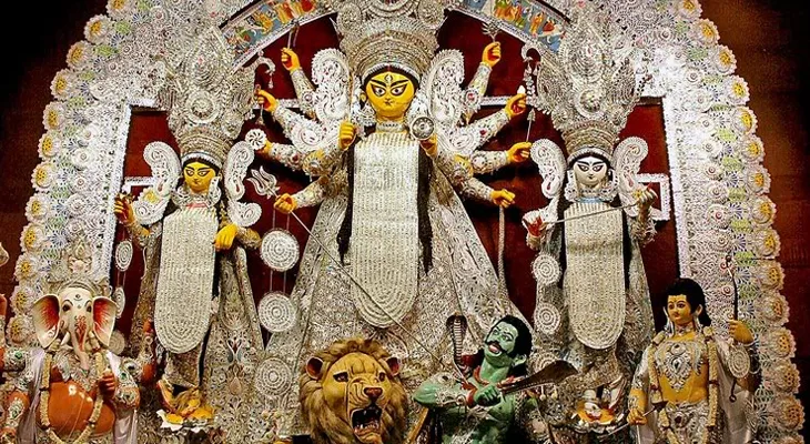 কমছে ডাকের সাজের আভিজাত্য, মৃতপ্রায় শোলা শিল্পের কারিগররা বানাচ্ছেন শো পিস