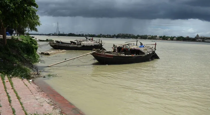 বালি তুলে বিক্রির জেরে যত্রতত্র পাড় ভাঙছে, বদলে যাচ্ছে গঙ্গার প্রবাহপথ, স্বতঃপ্রণোদিত মামলা বরানগর থানার