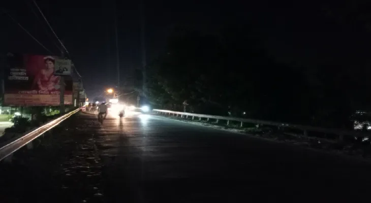 মহানন্দা সেতুর একাংশে পথবাতি জ্বলছে না, দুর্ভোগ