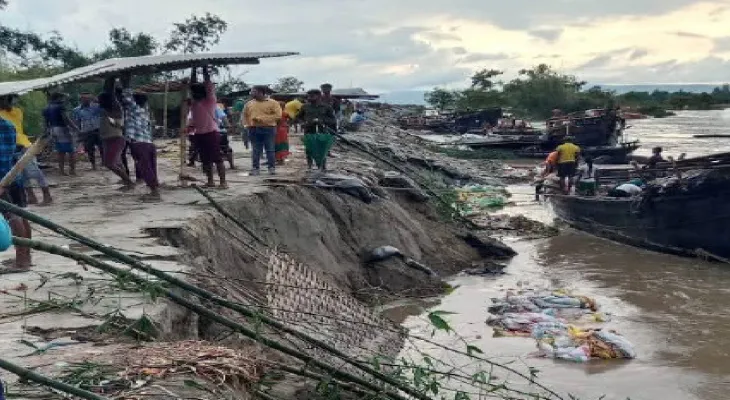 গঙ্গার জলস্তর কমতেই ব্যাপক ভাঙন, আতঙ্ক নিয়েই বাঁধে দুর্গতরা, কাজ নিয়ে ক্ষুব্ধ সাবিত্রী
