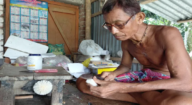 লাভ নেই, দেবীর অলংকার তৈরি বন্ধ করলেন জেলার একমাত্র শোলাশিল্পী গোলাপ সরকার, অস্বাভাবিক বেড়েছে কাঁচামালের দাম