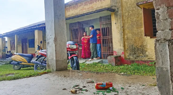 মদের বোতল সরিয়ে ক্লাস হয় কাশিবাটি অবৈতনিকে
