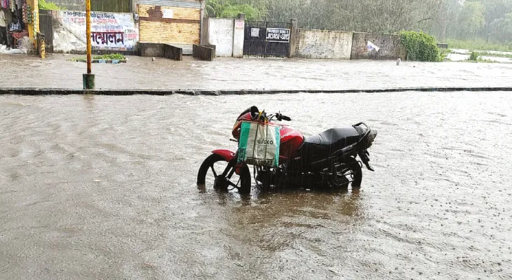 ভারী বৃষ্টিতে জলমগ্ন বাঁকুড়া শহর বিঘ্ন ‘আমাদের পাড়া’ শিবির