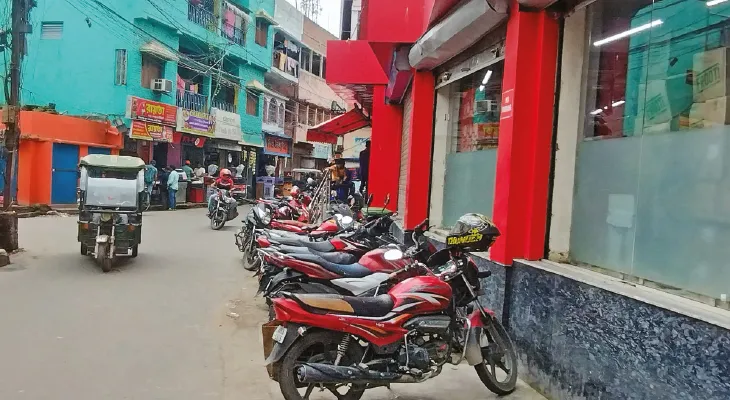পার্কিং ছাড়াই মাথা তুলছে শপিংমল, যানজট রানাঘাটে