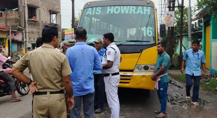 মাকড়দহে স্কুল বাসে ধাক্কা লরির,অল্পের জন্য প্রাণে বাঁচল পড়ুয়ারা