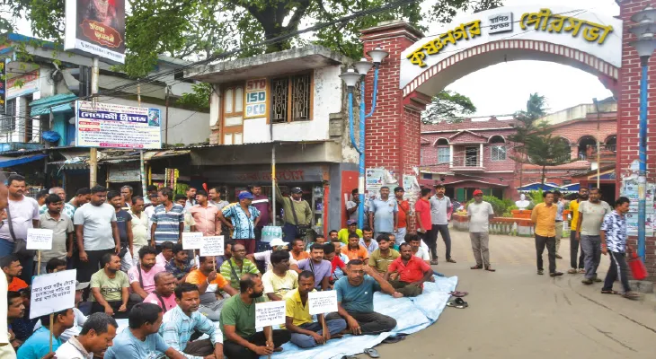 কিউআর কোড থাকলেও হেনস্তার অভিযোগ, কৃষ্ণনগর পুরসভায় বিক্ষোভ টোটোচালকদের