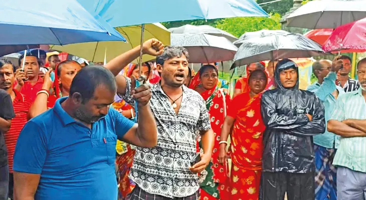 নামখানা বনদপ্তরের সামনে বিক্ষোভ ক্ষুদ্র মৎস্যজীবীদের