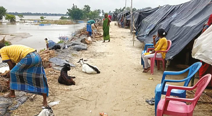 ত্রাণ শিবিরে যেতে নারাজ ভূতনির রিং বাঁধের দুর্গতরা, স্থায়ী বাসস্থানের দাবি