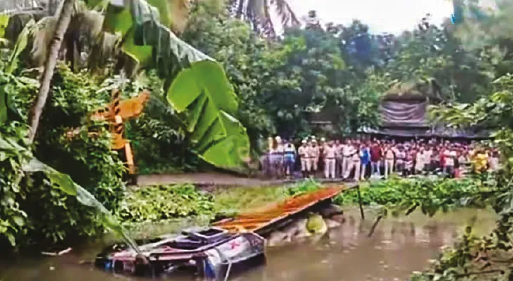 ধানবোঝাই লরি পুকুরে উল্টে কাঁথিতে মৃত দুই, নিখোঁজ ১