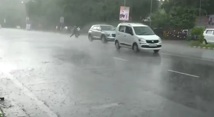 রবিবার বিকেলে ঝেঁপে বৃষ্টি নয়াদিল্লিতে