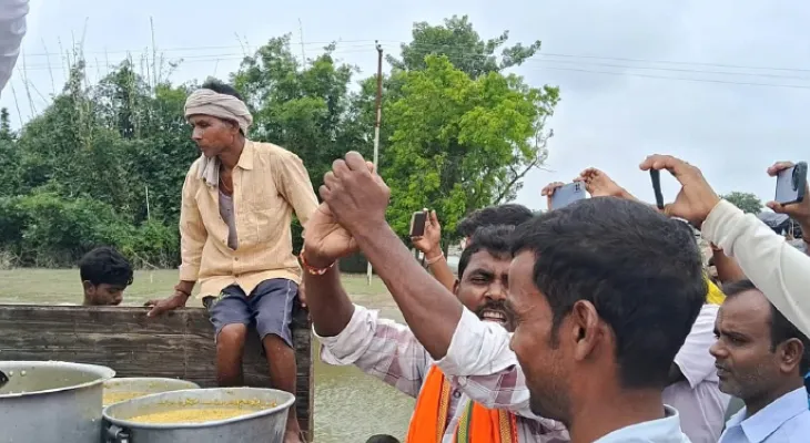 ভূতনিতে দুঃসময় কাটছে না বাসিন্দাদের, নিম্নমানের খিচুড়ি দেওয়ায় বাঁধে আশ্রয় নেওয়া দুর্গতদের বিক্ষোভ