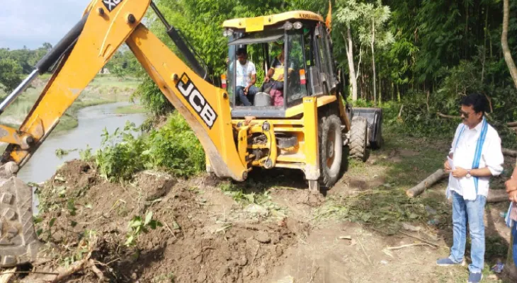 বিধায়কের আশ্বাসের পর বাঁধের কাজ শুরু হল চকোয়াখেতিতে