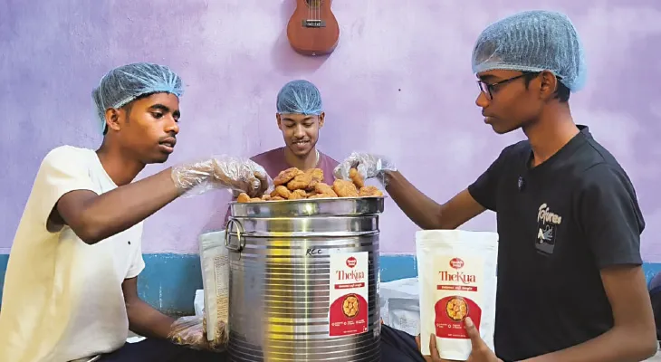 অনলাইন ব্র্যান্ড তৈরি করে ঠেকুয়া বিক্রি স্টার্টআপ ব্যবসায় সাফল্য আদ্রার দুই ছাত্রের