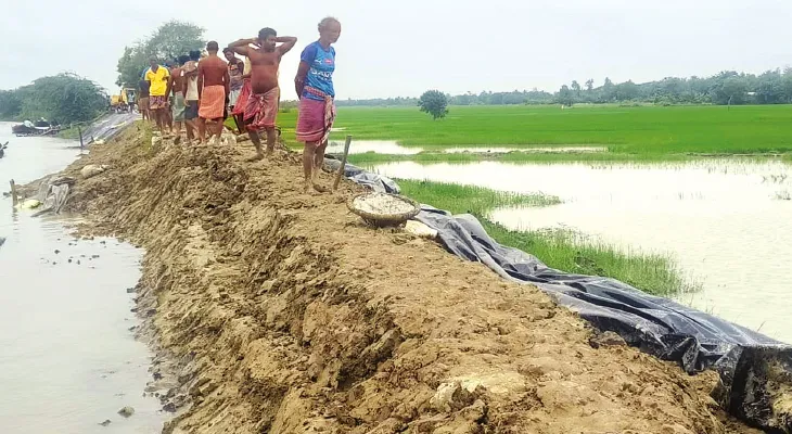 অমাবস্যার ভরা কোটালে নদীর জল বাড়তেই বাঁধে ধস, আতঙ্কে এলাকাবাসী