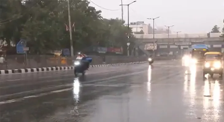 দিল্লিতে সাত সকালেই ভারী বৃষ্টি
