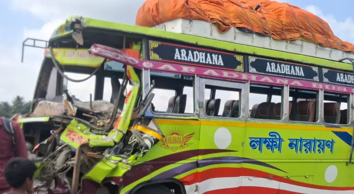 নদীয়ার শান্তিপুরে ভয়াবহ পথ দুর্ঘটনা, জখম ২৫