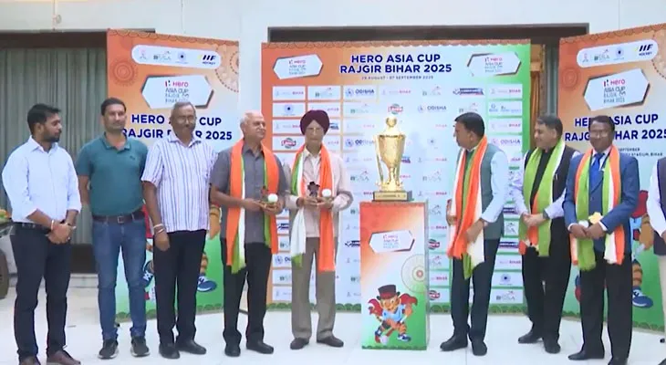 আসন্ন এশিয়া কাপ হকির ট্রফি উন্মোচন করলেন কেন্দ্রীয় ক্রীড়ামন্ত্রী মনসুখ মান্ডব্য