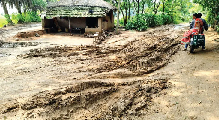 পুরুলিয়ায় পিঠাজোড় গ্রামে রাস্তা বেহাল, চাঁদা তুলে কাজে হাত স্থানীয় বাসিন্দাদের