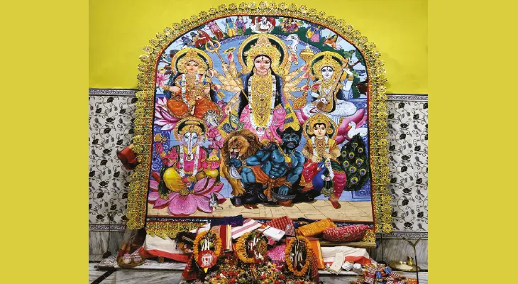 সাড়ে ন’ফুটের পটে দেবী দুর্গা, ৪০০ বছরের প্রাচীন রায়বাড়ির পুজো