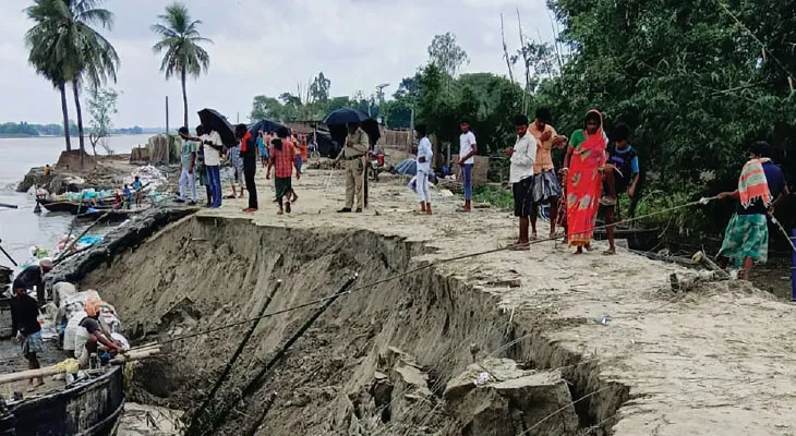 ভূতনির রিং বাঁধে বড় ধস, নিম্নমানের কাজের অভিযোগে বিক্ষোভ এলাকায়