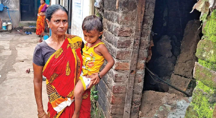 তালিকায় নাম থাকলেও বাড়ি জোটেনি, বিষ্ণুপুরে ধসে পড়ল মাটির দেওয়াল