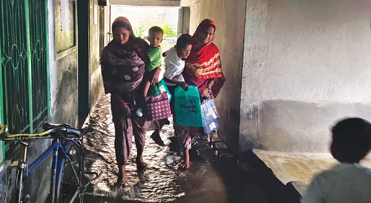 ক্লাস জলে থইথই, তার মধ্যেই পরীক্ষা দিতে আসছে পড়ুয়ারা