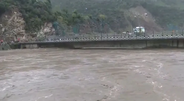 জম্মু ও কাশ্মীরে ব্যাপক বৃষ্টি, বাড়ল চেনাব নদীর জল, ছুঁল ডোডা সেতু
