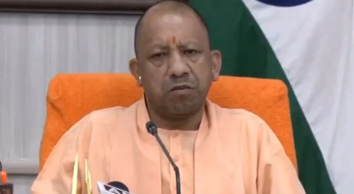 লখনউতে বৈঠকে উত্তরপ্রদেশের মুখ্যমন্ত্রী যোগী আদিত্যনাথ