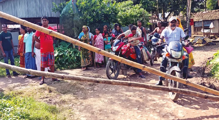 প্রধানের মুচলেখা নিয়ে অবরোধ তুলে নিলেন শান্তিপুরের জনতা