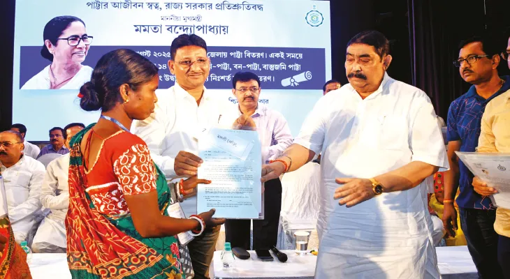 জেলার চারশোর বেশি বাসিন্দাকে জমির পাট্টা, বর্ধমানের প্রশাসনিক সভায় ঘোষণা মুখ্যমন্ত্রীর