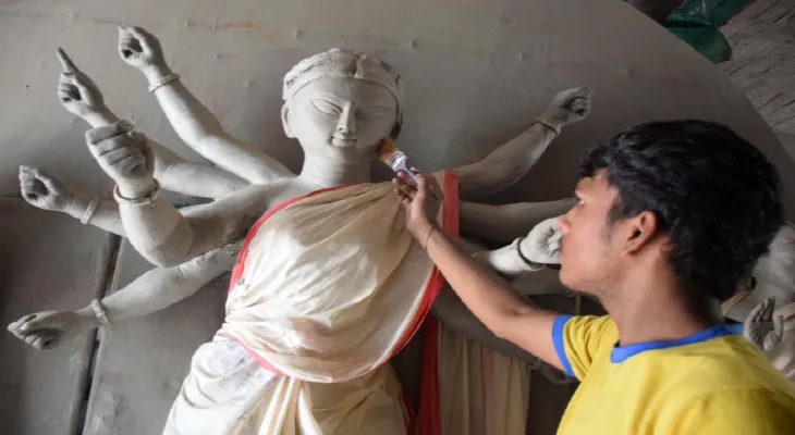 গণেশ পুজো থেকেই শারদোৎসবের আবহ, কুমোরটুলিতে ব্যস্ততা তুঙ্গে