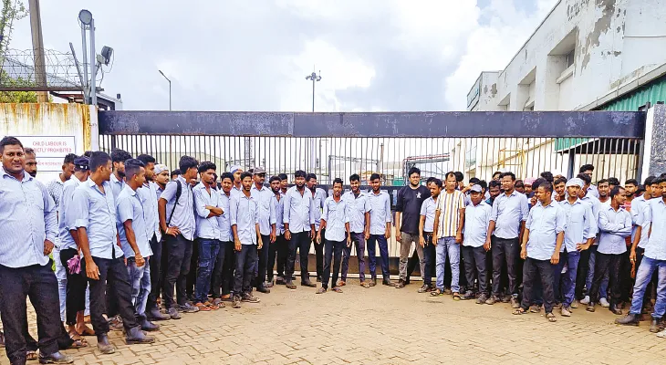 হলদিয়ায় ব্যাটারি কারখানায় শ্রমিক বিক্ষোভ