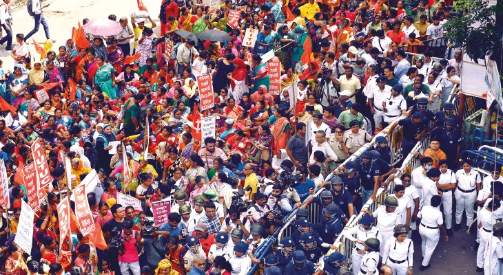 বাম শ্রমিকদের নবান্ন অভিযানে ভোগান্তি, তিন ঘণ্টা বন্ধ এস এন ব্যানার্জি রোড
