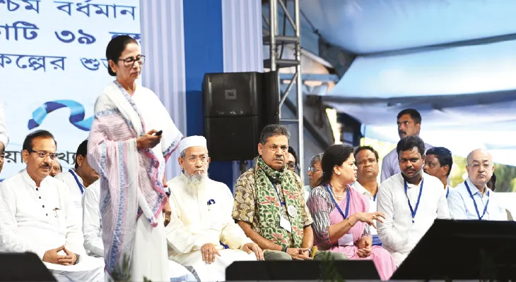 মুখ্যমন্ত্রীর হাত থেকে পেলেন বাড়ি তৈরির অনুদানের চেক, চোখে জল পিয়ারতের