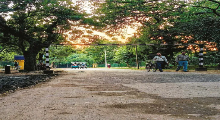 শান্তিনিকেতনে উপাসনা গৃহের সামনের রাস্তা হস্তান্তরের দাবিতে ভীত বাসিন্দারা