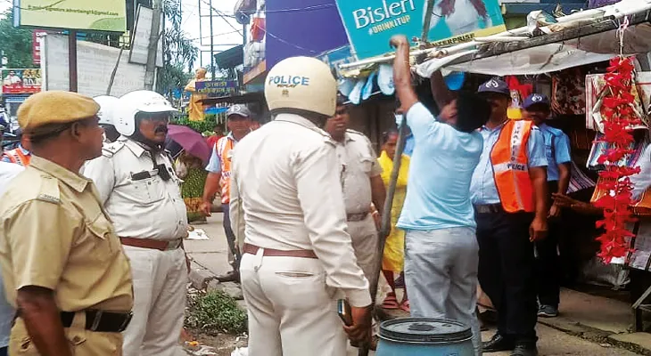 পুজোর আগে রাস্তা যানজট মুক্ত করতে উদ্যোগী পুলিস