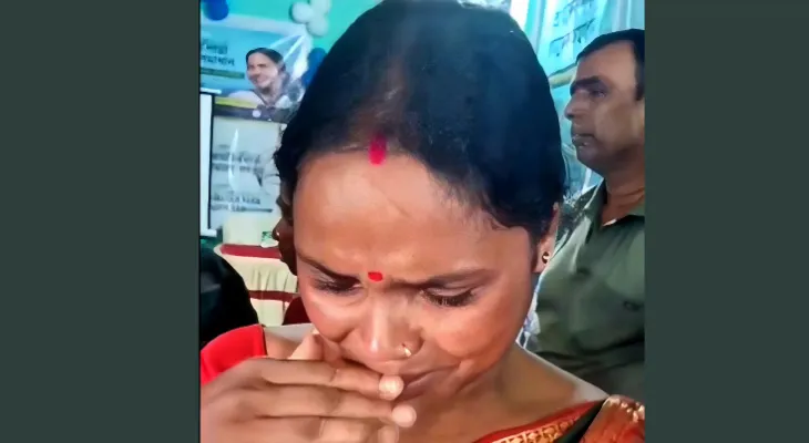 পাড়ায় সমাধান শিবিরে কেঁদে রাস্তা সংস্কারের দাবি আদায় করলেন মহিলা