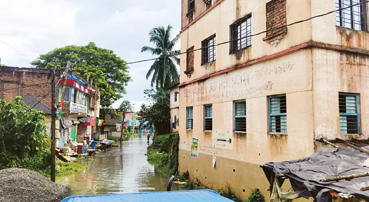 স্কুলের রাস্তায় জল, খানাকুলের  অনেক বিদ্যালয়ে পরীক্ষা স্থগিত
