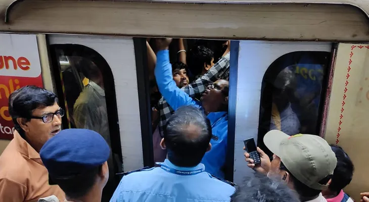 মেট্রো চলছে গিরিশ পার্ক থেকে শহিদ ক্ষুদিরাম পর্যন্ত