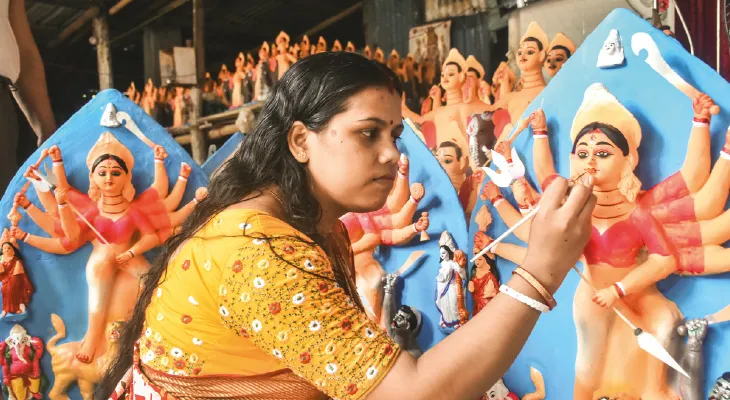 দশভূজার মূর্তি গড়ে স্বনির্ভর শিলিগুড়ির বধূ শ্যামলী, এবার গড়ছেন ৫০টি প্রতিমা