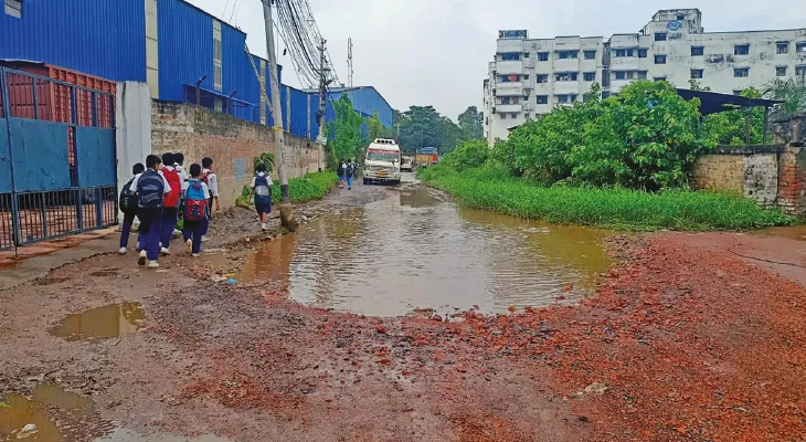খানাখন্দে ভরে গিয়েছে পানিহাটির রাস্তা, দুর্ঘটনার শঙ্কায় ক্ষোভে ফুঁসছেন বাসিন্দারা