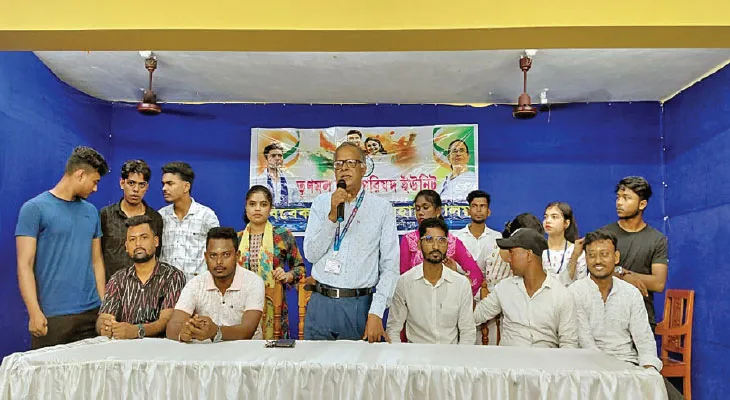বহিরাগত টিএমসিপি ছাত্রনেতাদের পাশে রেখে নবাগতদের সঙ্গে পরিচয়পর্ব সারলেন প্রিন্সিপাল